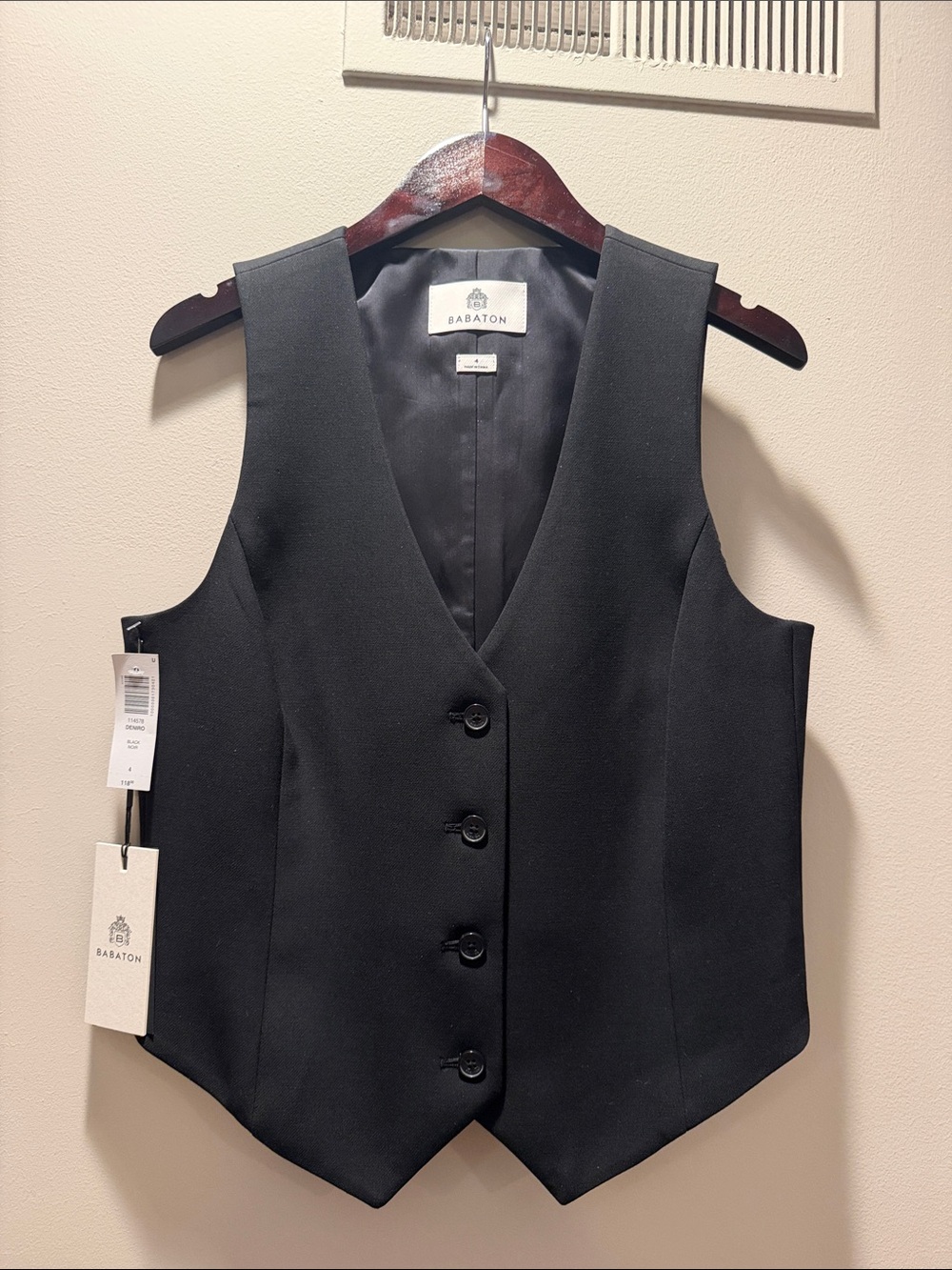ARITZIA Deniro Babaton top NEW WITH TAGS!!
Size 4 - Picture 1 of 4